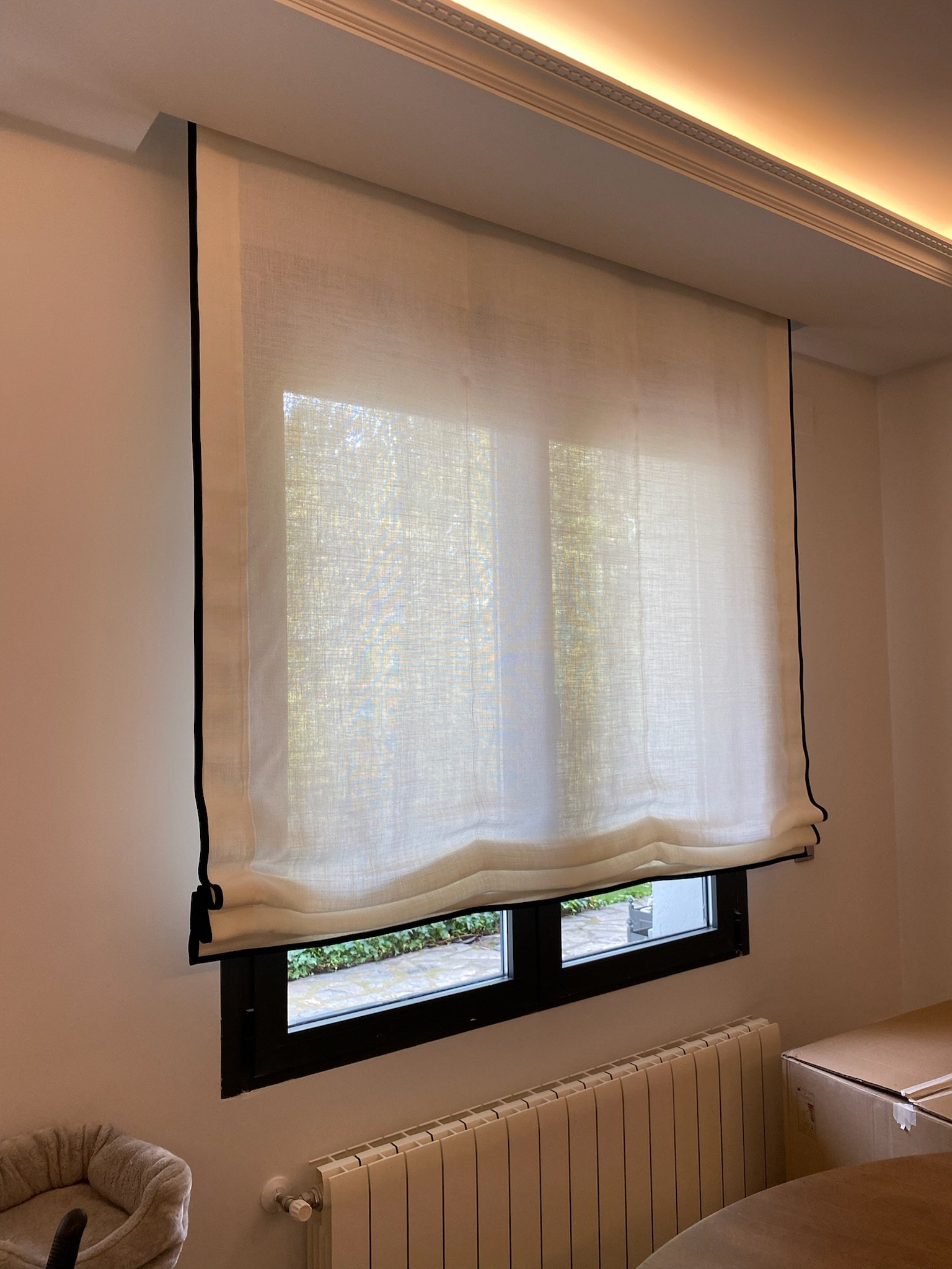 Estor paqueto con greca decorativa fabricado a medida por EM Estores